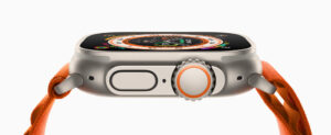 Apple Watch Ultraに装着されたオレンジ色のアルパインループとチタニウム製ケース