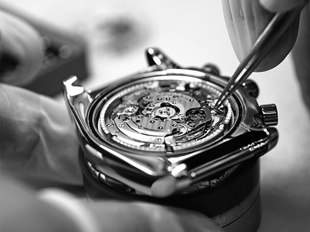 【ブライトリングのオーバーホールはどこで？】正規と民間の費用と納期