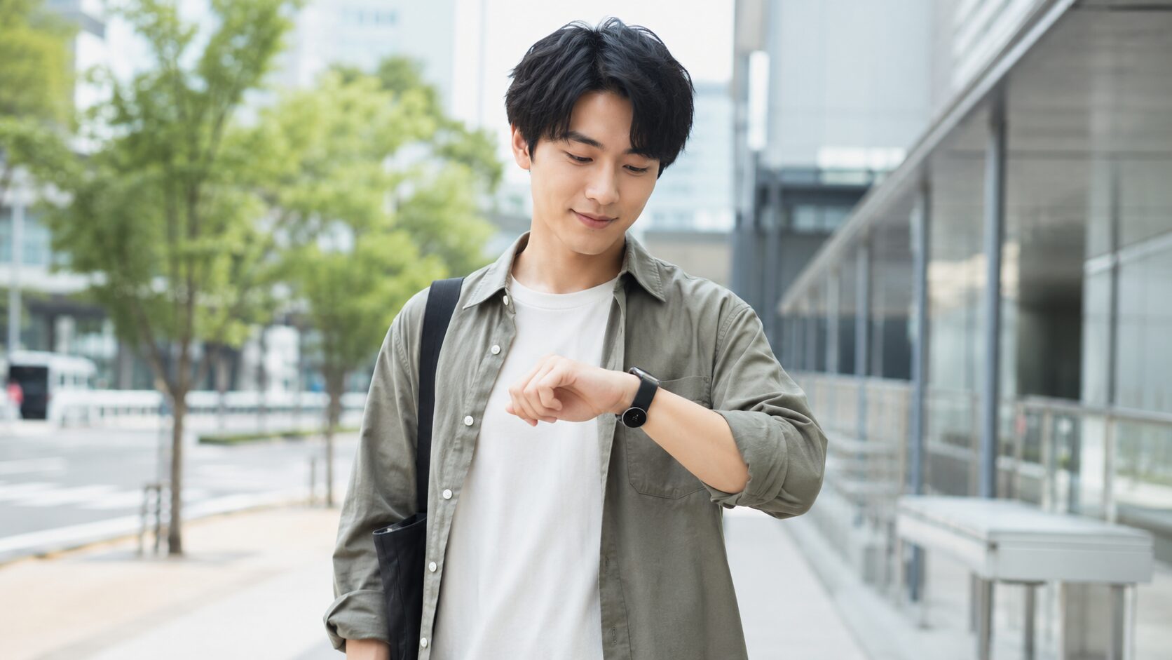 街中でスマートウォッチを確認する日本人男性と初心者向けモデルの使用例
